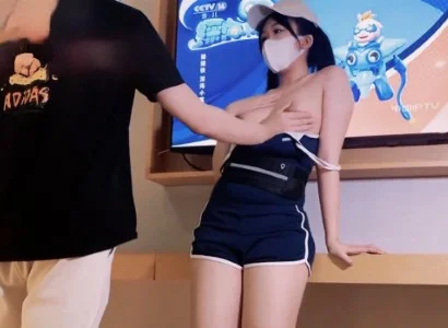 Cô nhân viên xinh đẹp bán TV may mắn gặp khách hàng