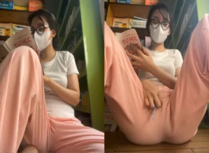 Con nhỏ vừa đọc sách vừa đưa sextoy ra vào lồn