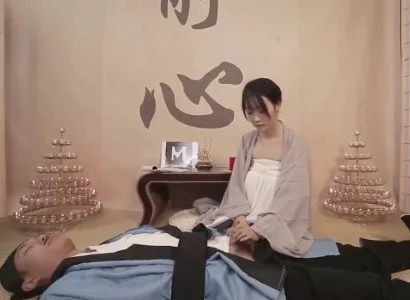 Cô nữ tu đưa vị đạo sĩ bị thương vào nơi an toàn