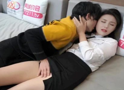 Cô gái làm thư ký phục vụ sếp kín đáo vì tiền