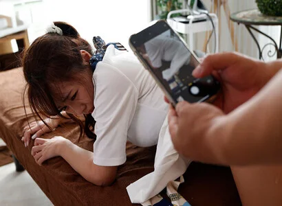 Cô nhân viên triệt lông mất kiểm soát đè ra chịch