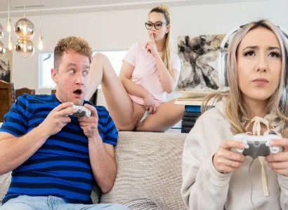 thiếu nữ ham chơi game đến mức bị bạn thân giành mất người yêu