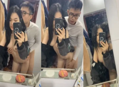 Cặp đôi trẻ cùng quan hệ nhau trước gương