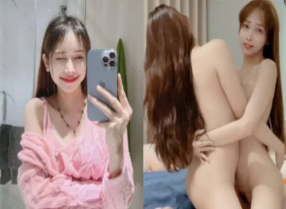 Cô nàng Lâm Thái Vy và bạn thân móc bím trong lúc phát trực tiếp
