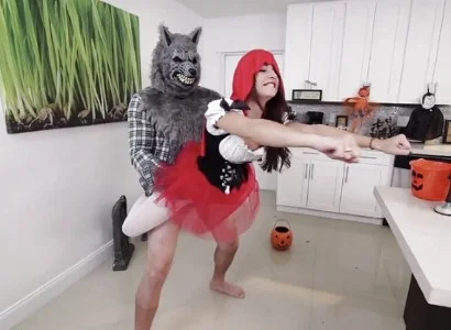Cô gái chén nhau trên giường cỏ