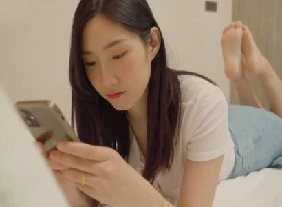 Người phụ nữ qua lại cùng anh nhân viên giao hàng