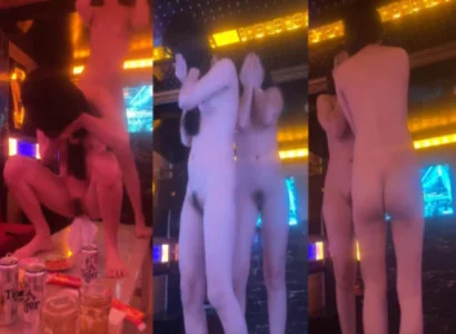 Cô gái khiêu vũ thoát y đầy dâm dục trong phòng karaoke